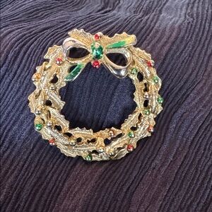 Vintage 60s- 70s Christmas Wreath Brooch – Gold Tone